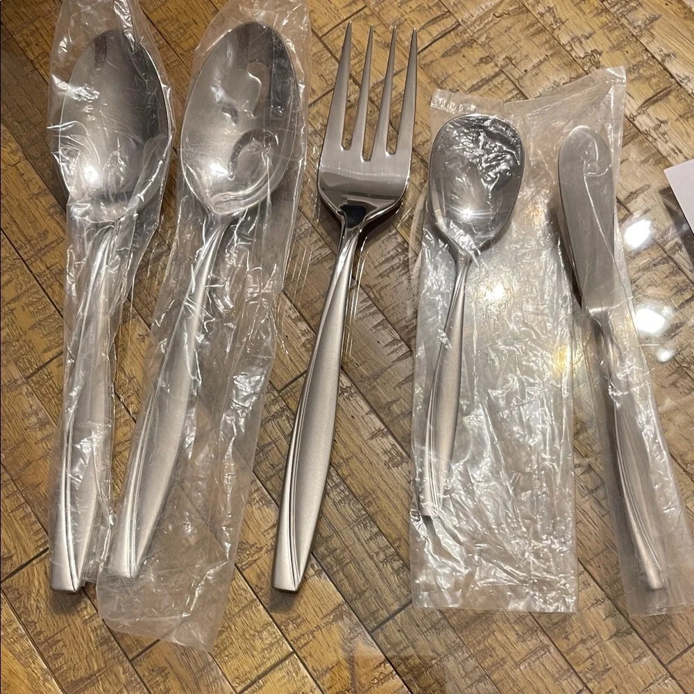 Oneida Camlynn 25 pc Stainless Steel Flatware set for 4 + Bonus